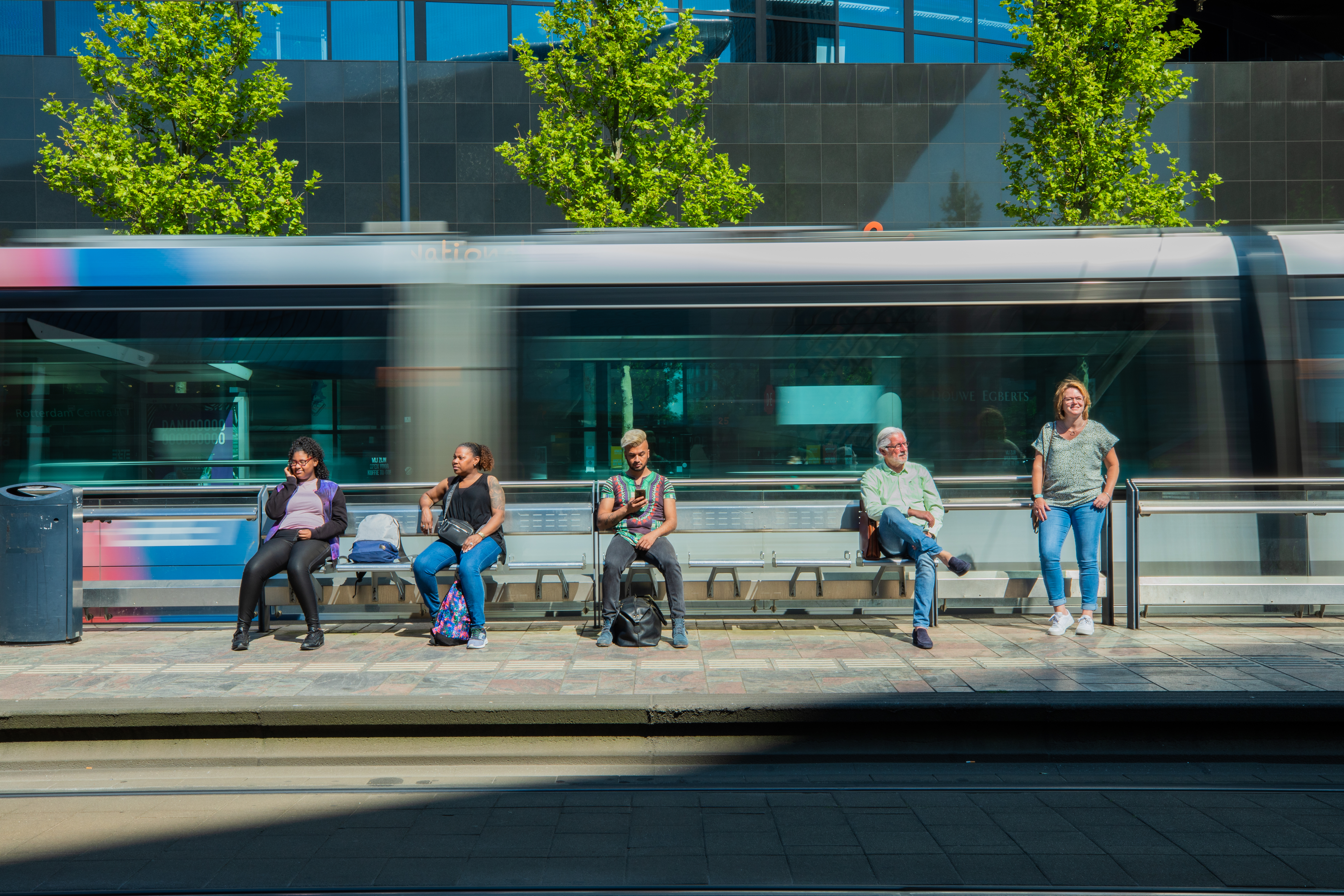 Mensen wachten op RET tram