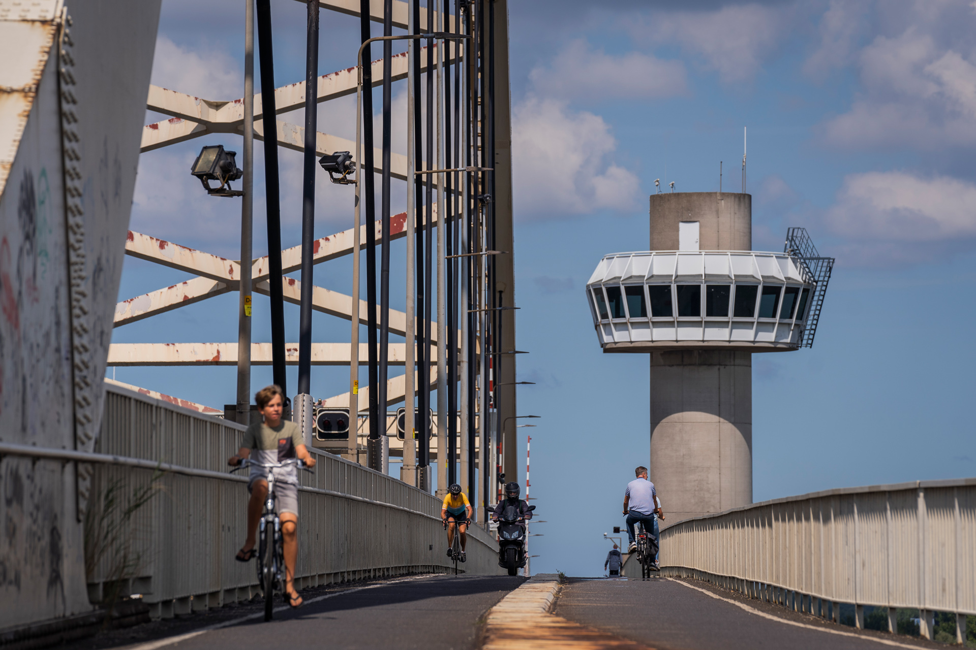 Fietsers op het fietspad op de Van Brienenoordbrug.