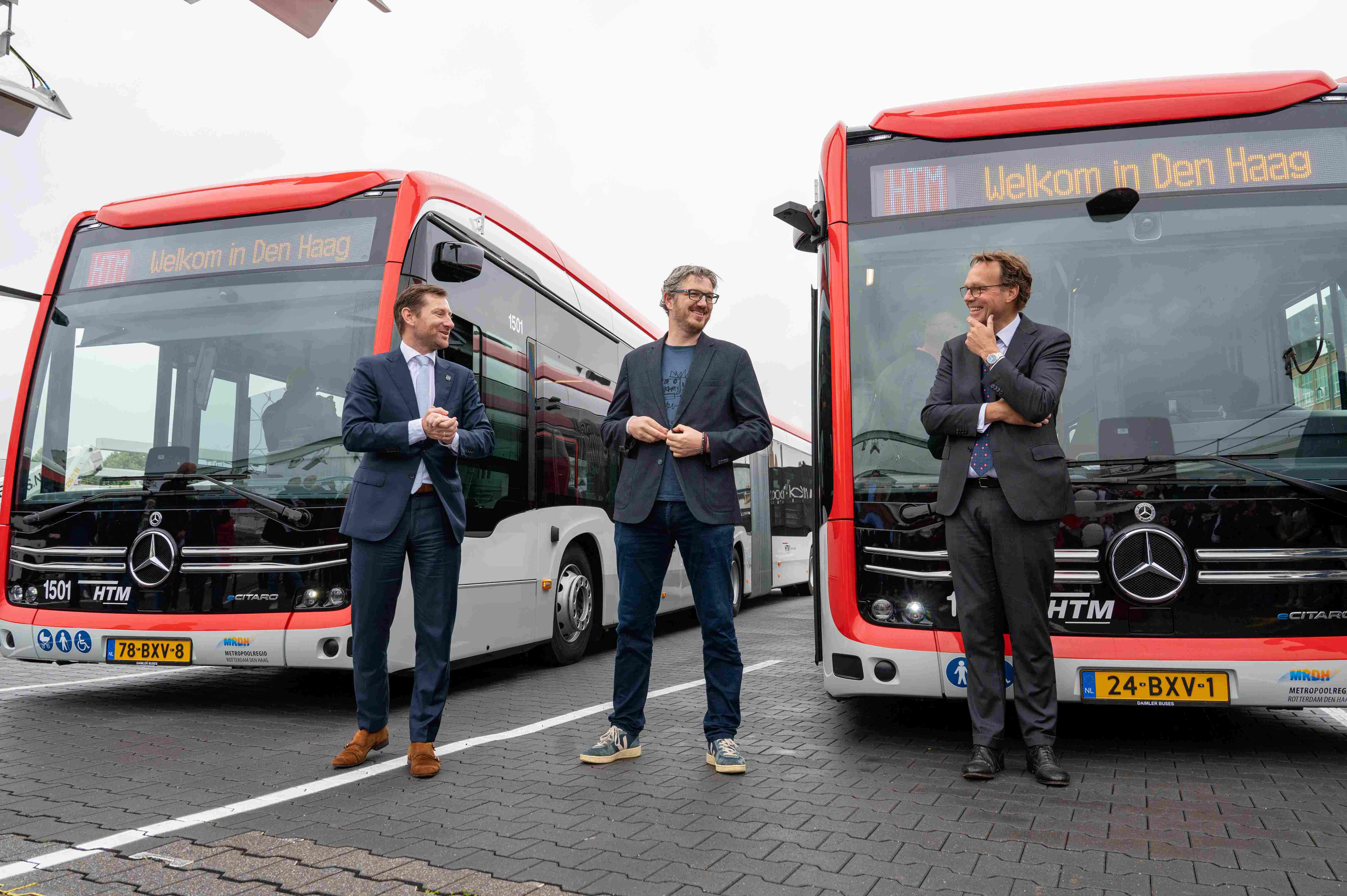 Nieuwe elektrische bussen HTM met op de voorgrond MRDH bestuurder, wethouder Den Haag en directeur HTM