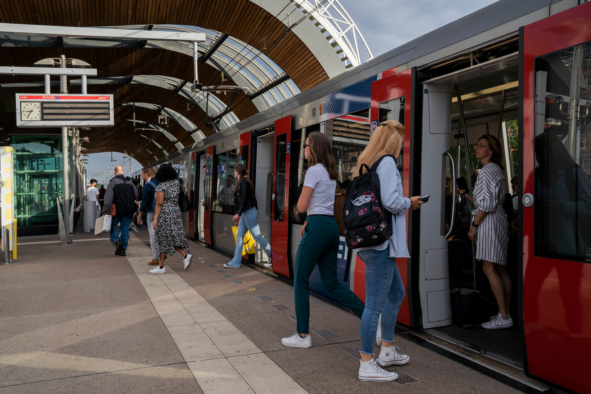 Metro E met reizigers op halte Leidschenveen