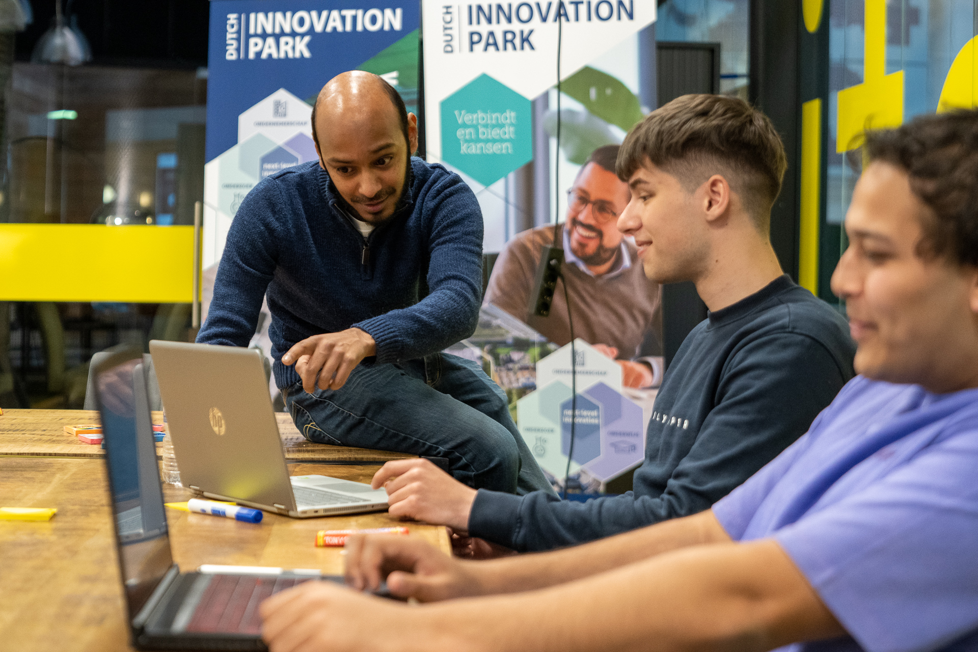 Studenten op mkb digiwerkplaats