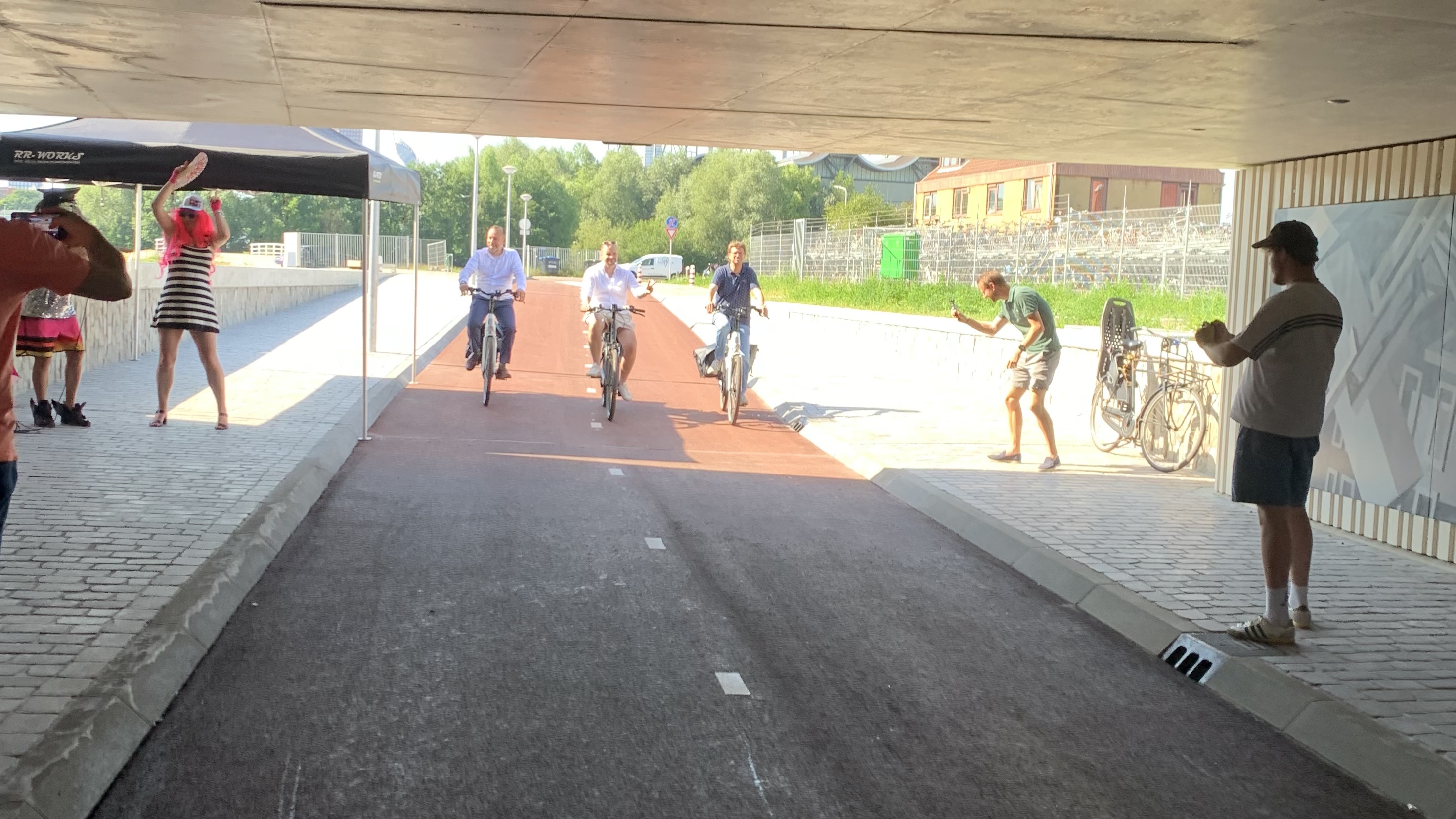 Fietsen door de fietstunnel onder de Trekvlietbrug in Den Haag
