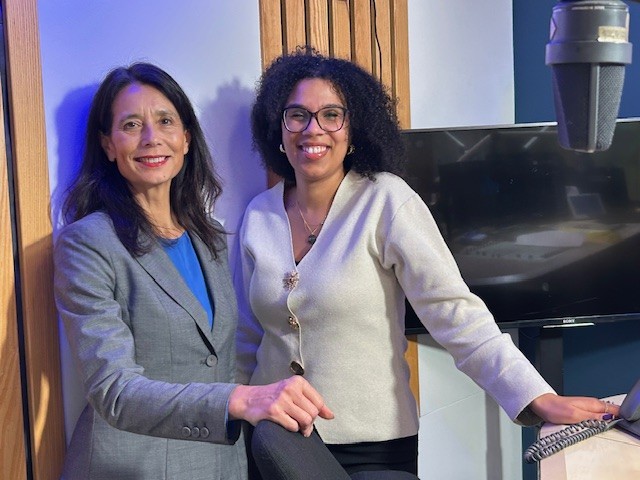 Kayla Green en Simone Frederiksz staan samen in de podcaststudio