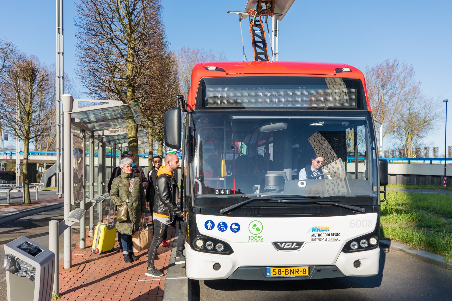 Reizigers stappen in een bus