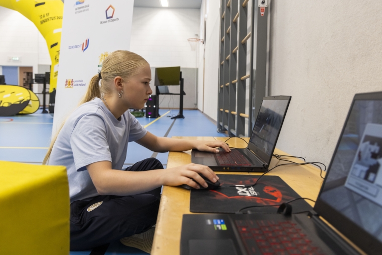 Leerlinge speelt verkeersveiligheidsquiz op een laptop