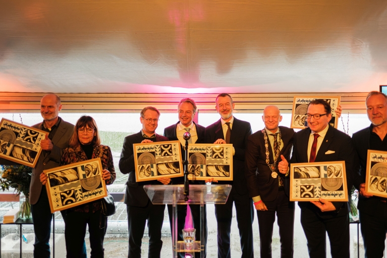 De betrokken partners ontvangen een lijst met een grafische print ter herinnering aan de opening van de A24