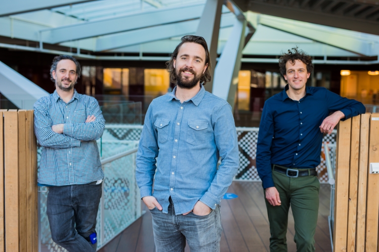 Oprichters van het project Cue2Walk (drie mannen staan naast elkaar)