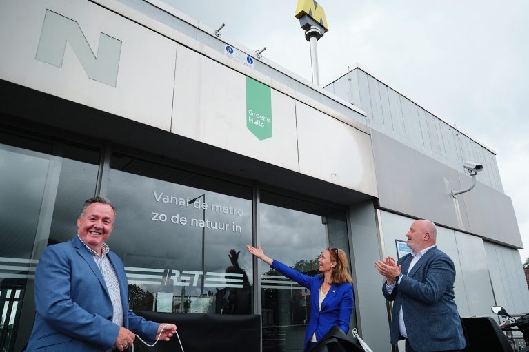 Pascal Lansink-Bastemeijer, Anne Koning en Mario Bianchi onthullen het logo van Groene Halte Rhoon