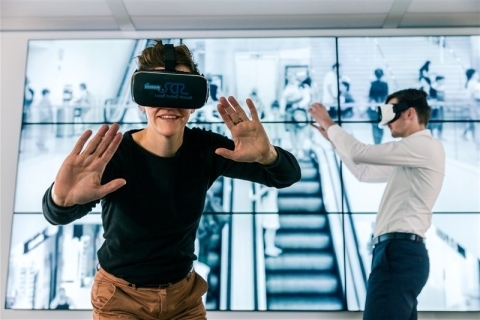 Jongen met VR bril