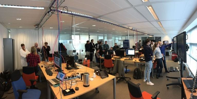 Studenten in het forensisch lab