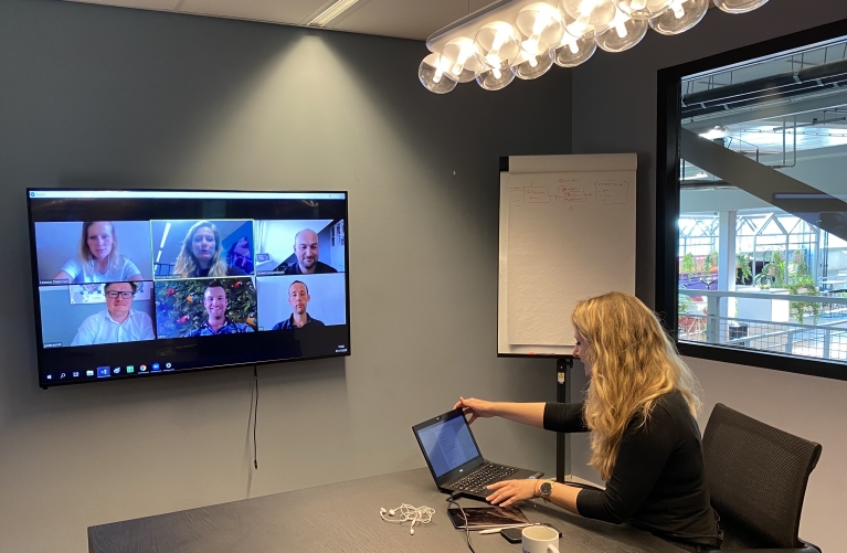 Natasja Marches in videocall overleg