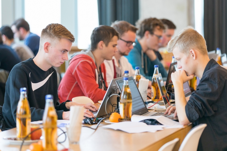 studenten achter laptops aan het werk