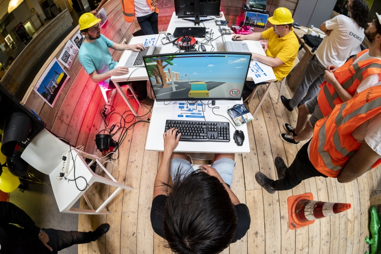 Student achter laptop vanaf boven gefotografeerd
