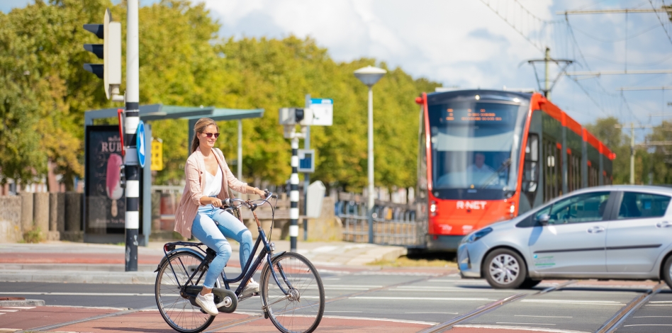 Verkeerssituatie met meerdere modaliteiten: fiets, auto, tram