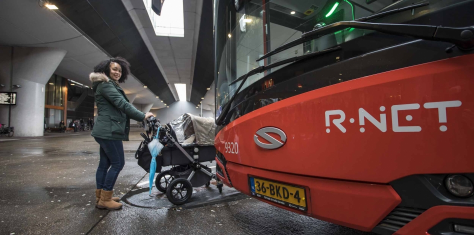 R-net bus met instappende reiziger met kinderwagen