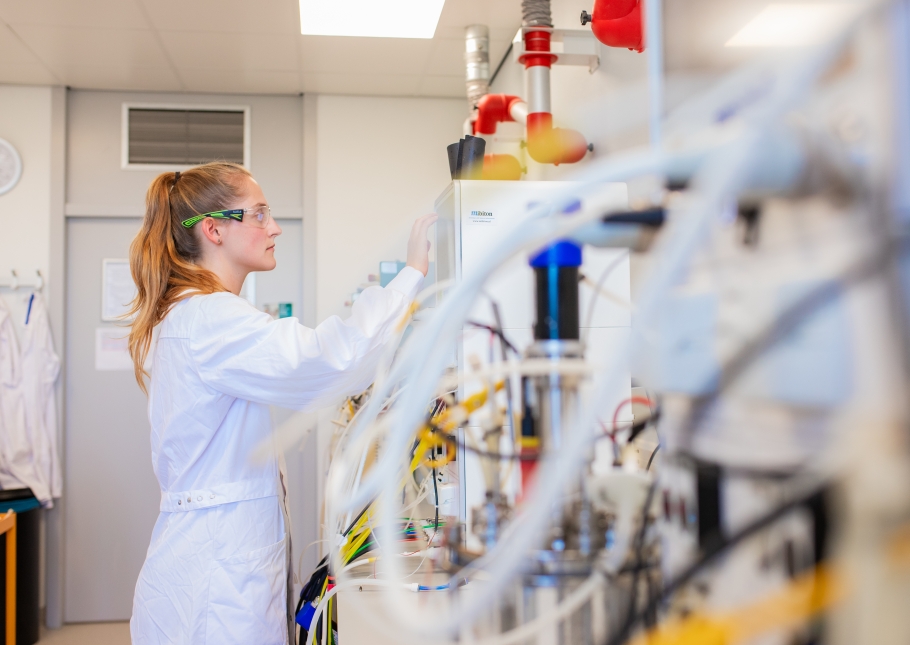 vrouw aan het werk in lab van biotech campus Delft