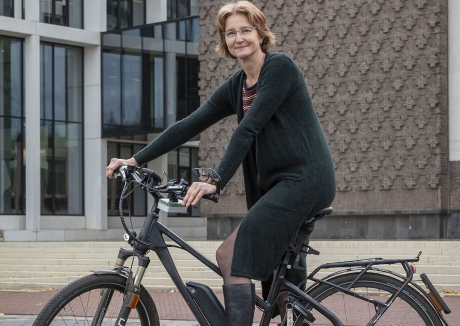 Vrouw op fiets