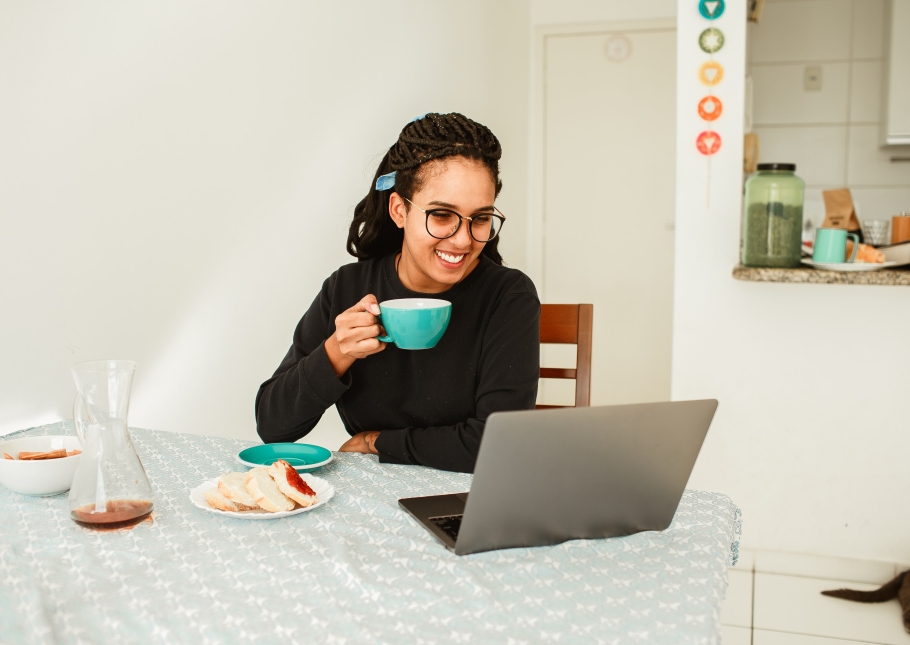 Vrouw zit achter laptop