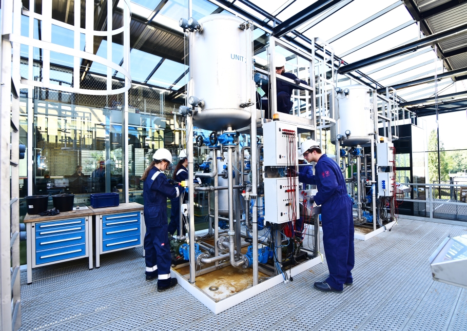 leerlingen aan de slag met groene chemie