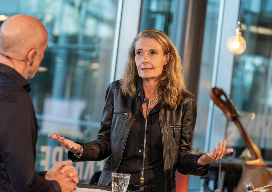 Esther van Garderen in gesprek tijdens het Mertopoolcafé