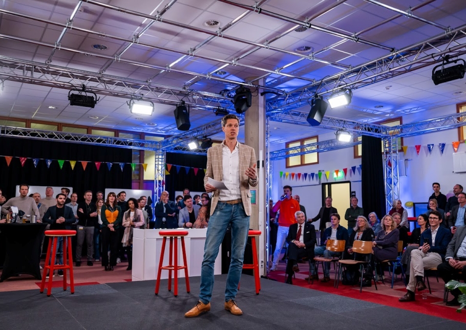 Arthur Tolsma houdt een presentatie voor gasten