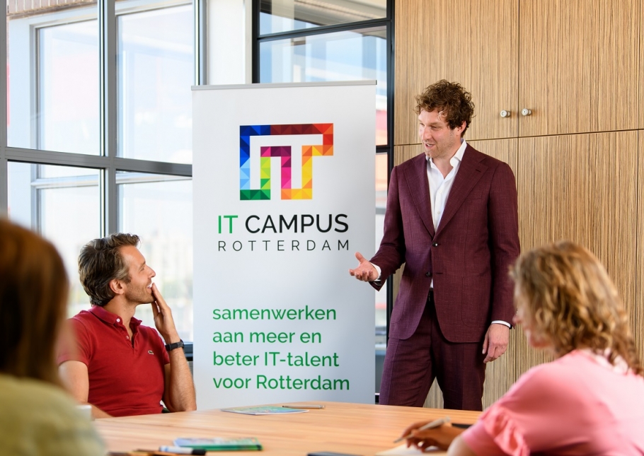 mensen rond tafel in IT Campus Rotterdam