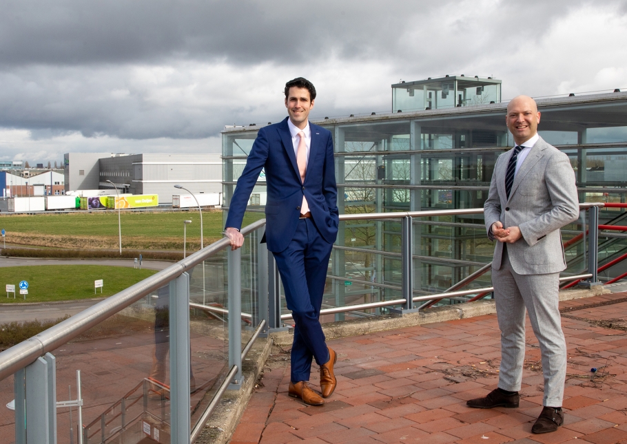 Wethouders Proos en Van der Laar bij station Barendrecht dichtbij locatie Stationstuinen