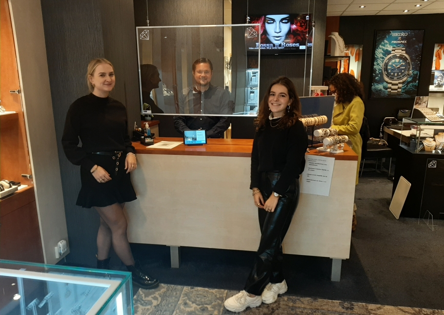 Studenten tijdens HYPElab experiment bij een juwelier in Pijnacker