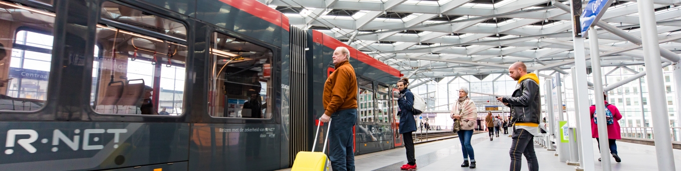 reizigers plus tram op tramhalte