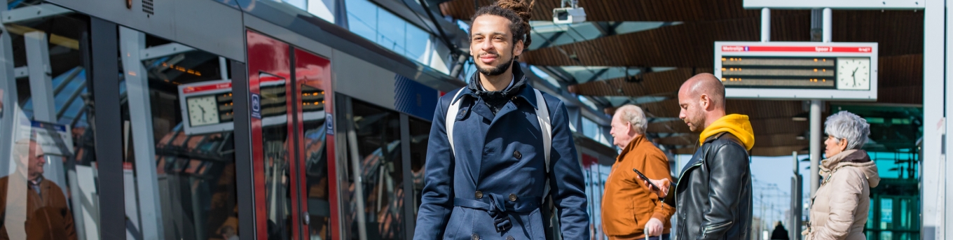 Foto van mensen wachtend op de tram