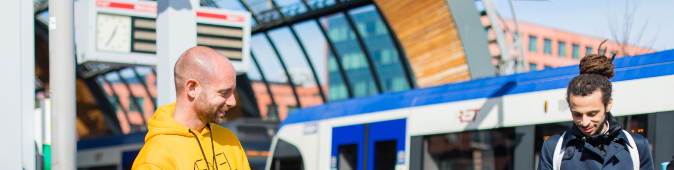 Twee mannen bij metrohalte checken in