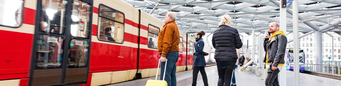 reizigers wachten op de tram