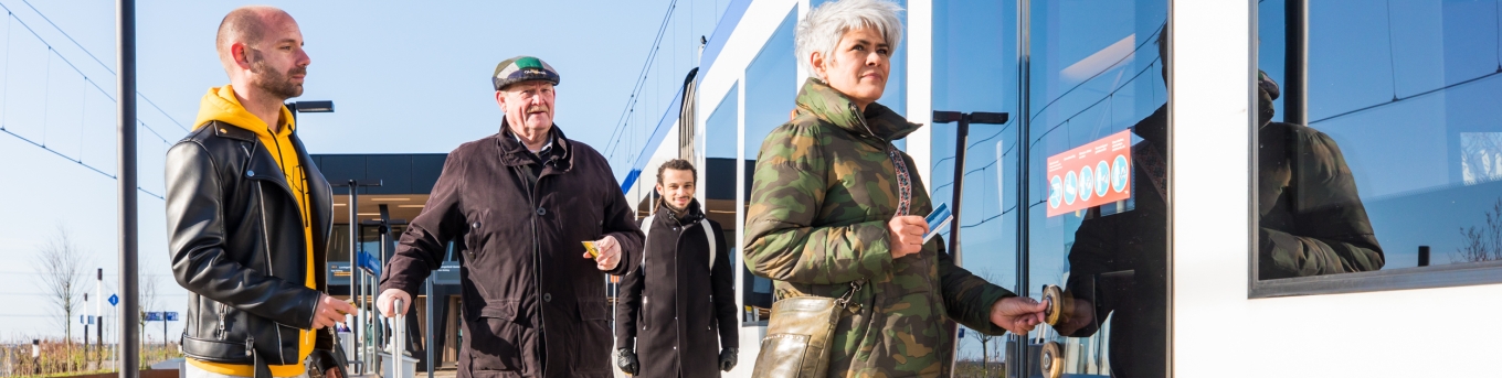 passagiers stappen in metro
