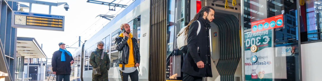 Reizigers stappen in de Randstadrail