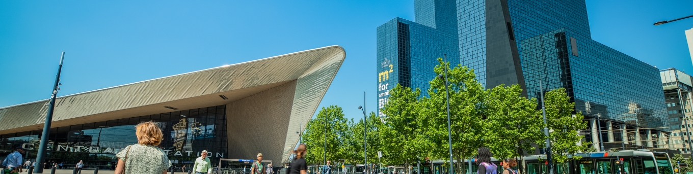 Plein voor Rotterdam Centraal plus tram en kantoren