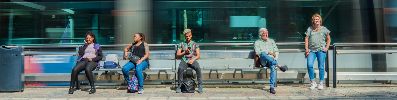 Mensen wachten op RET tram