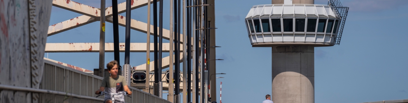 Fietsers op het fietspad op de Van Brienenoordbrug.