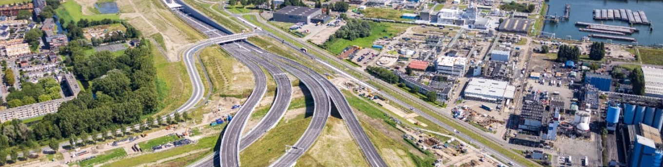 Knooppunt Rozenburg (foto van Rijkswaterstaat)