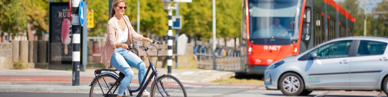 Verkeerssituatie met meerdere modaliteiten: fiets, auto, tram