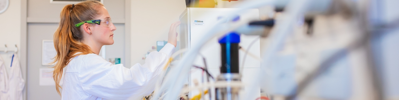 vrouw aan het werk in lab van biotech campus Delft