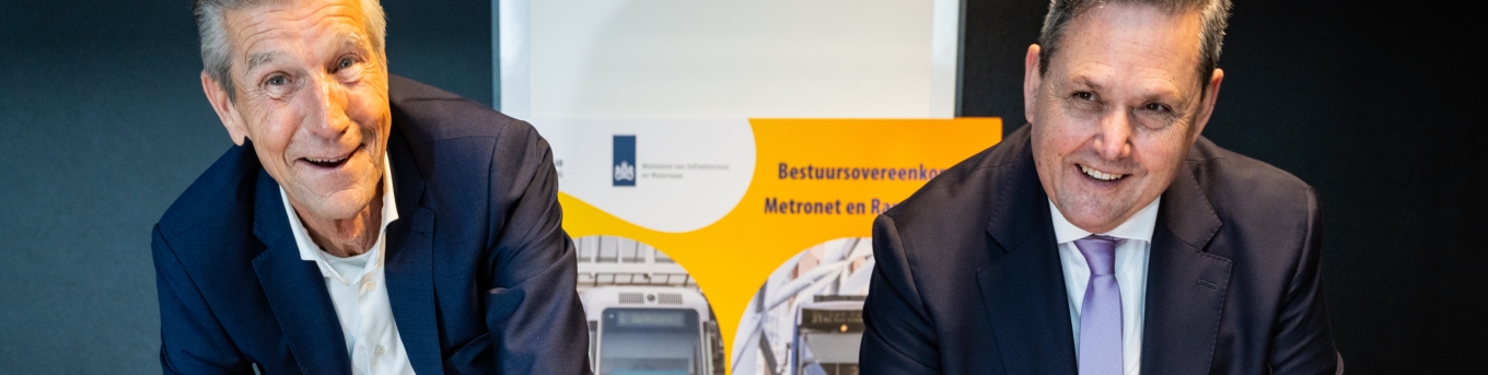 MRDH-bestuurder Simon Fortuyn en staatsecretaris Chris Jansen ondertekenen de bestuursovereenkomst metronet en RandstadRail