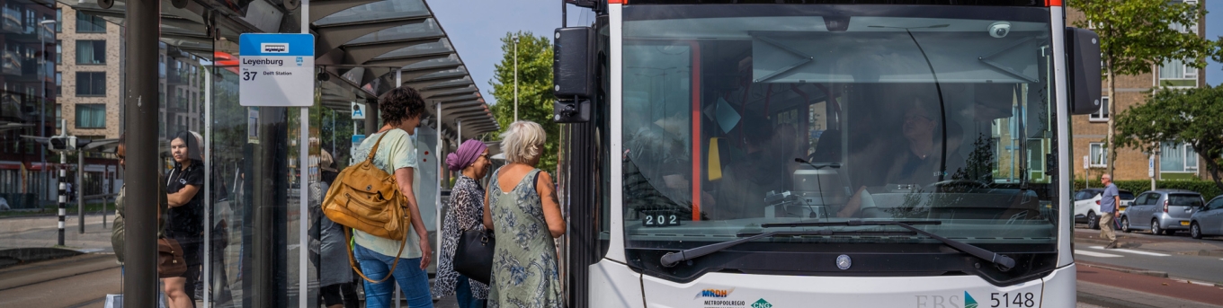 Bus 37 naar Delft Station vanaf halte Leyenburg