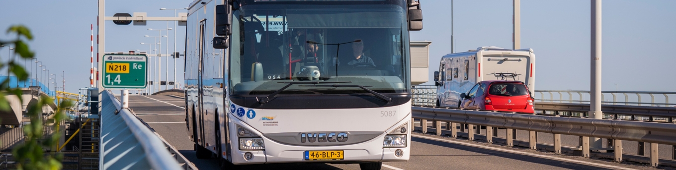 Bus 115 naar Spijkenisse over de Hartelbrug