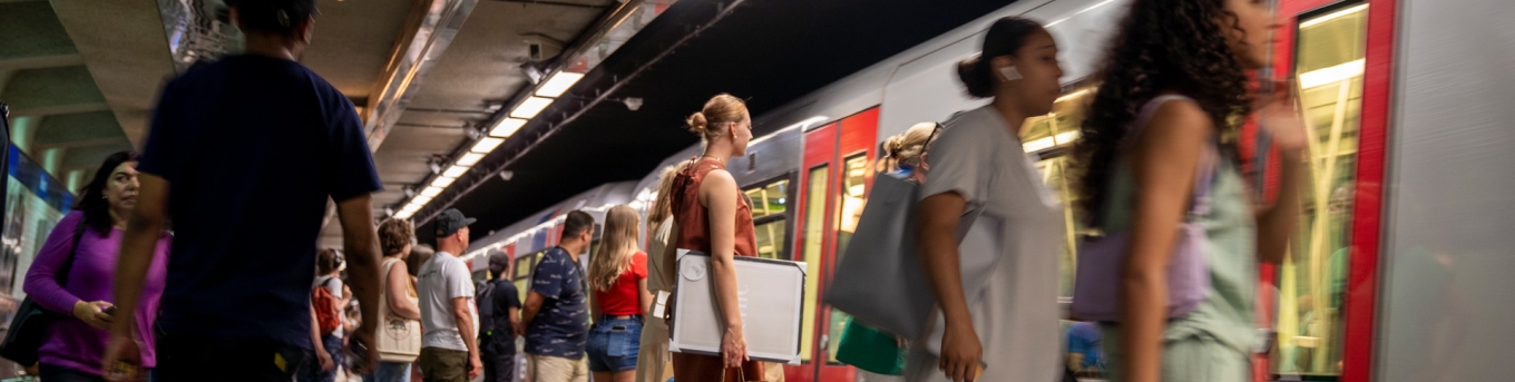 metroreizigers op station Beurs
