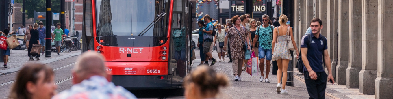tram en terras in Den Haag