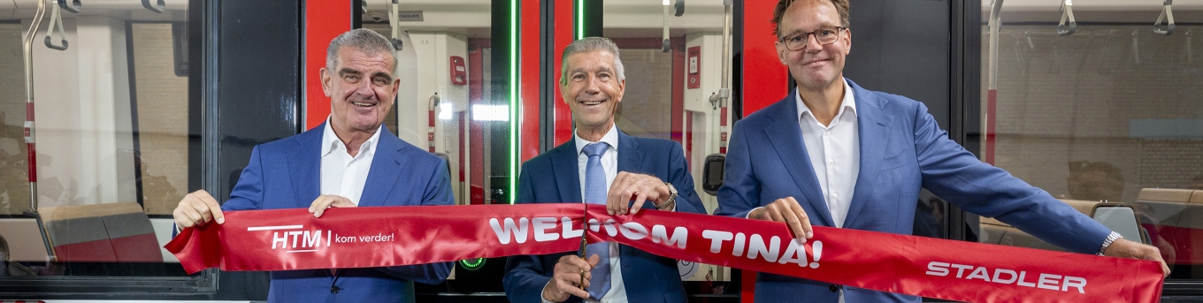Peter Spuhler van Stadler de bouwer van de tram, Simon Fortuyn van de MRDH en Jaap Bierman van de HTM  knippen een lint door voor de nieuwe tram.