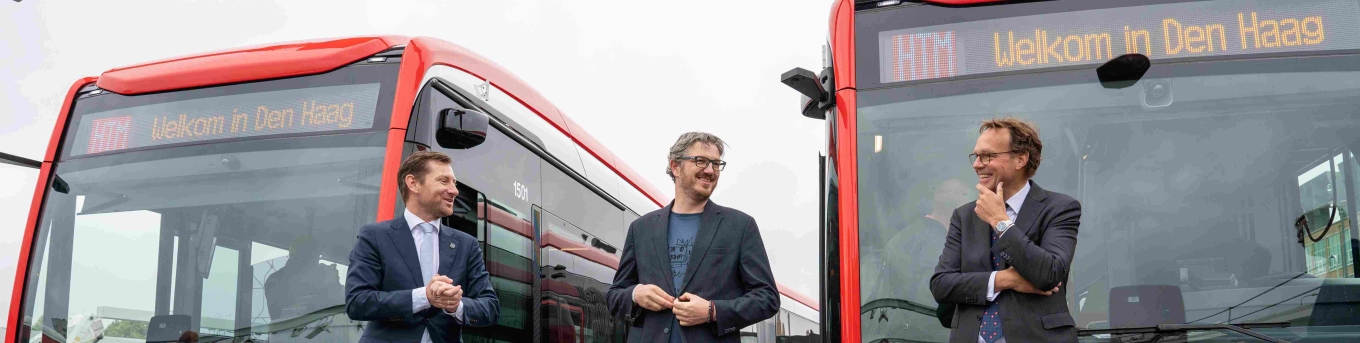 Nieuwe elektrische bussen HTM met op de voorgrond MRDH bestuurder, wethouder Den Haag en directeur HTM