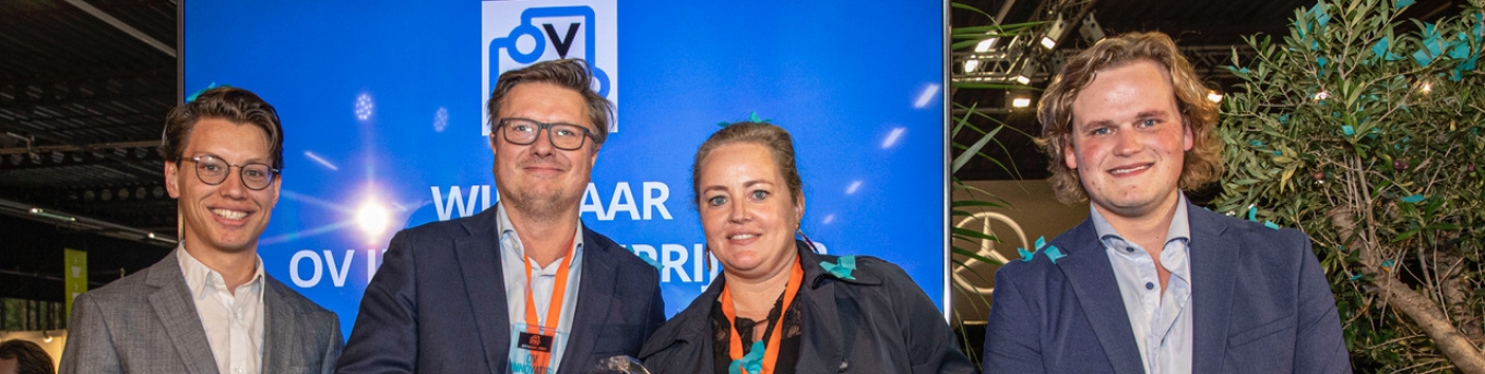 Redacteuren Sander van Vliet en Olivier Smits overhandigen de OV Innovatie Prijs '22 aan Peter Smit en Daphne Blaauw van InnOVatietram (in het midden).