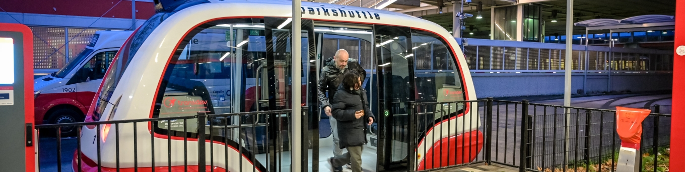 eerste reizigers parktshuttle