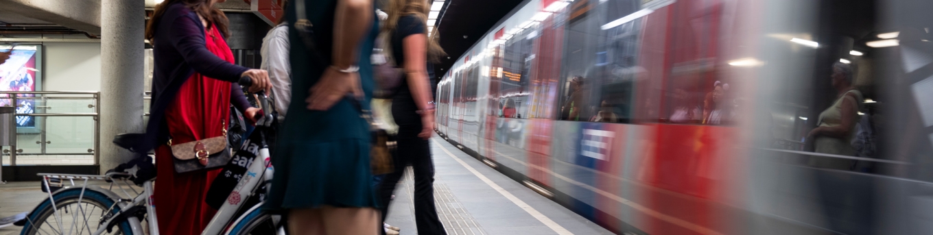 mensen bij metro